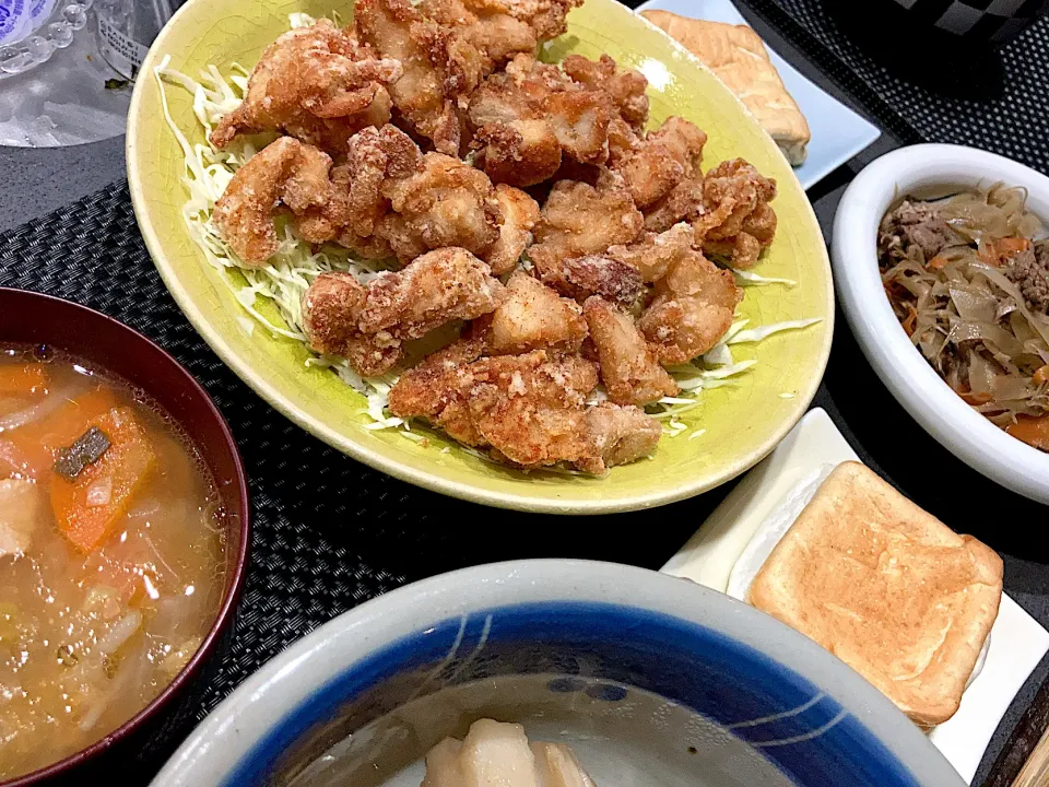 鳥の唐揚げ　キンピラ　豚汁　筑前煮|いぐあなさん