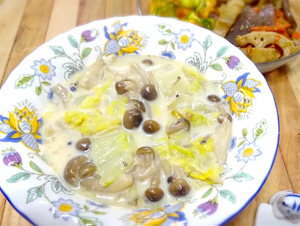 ⭐️⭐️きのこ🍄と白菜のみ❗️でもコクうまスープ😆⭐️⭐️【kattyanneru】|みずはらさん