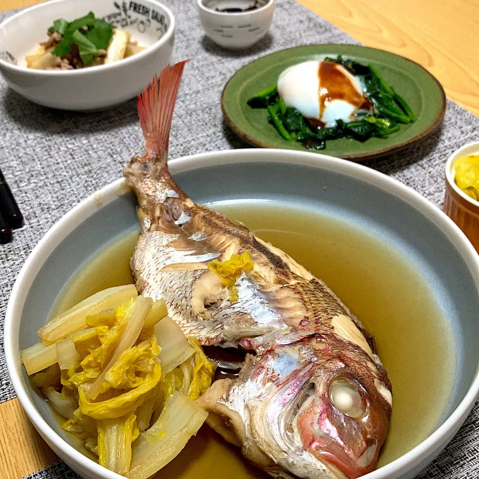 ち鯛の煮付け、温玉ほうれん草、大根と挽肉のポン酢炒め|ツインうさぎさん