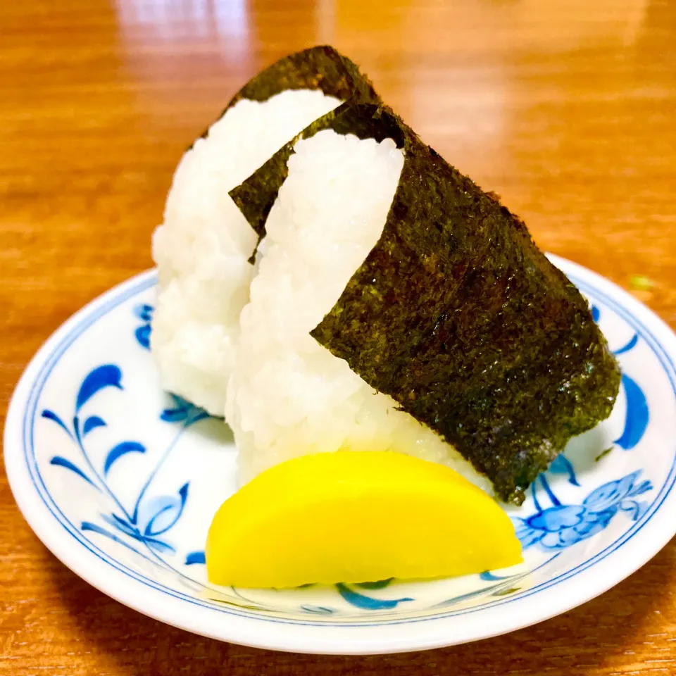 塩むすび🍙有明産化学調味料不使用の味付け海苔巻き💕|まいりさん