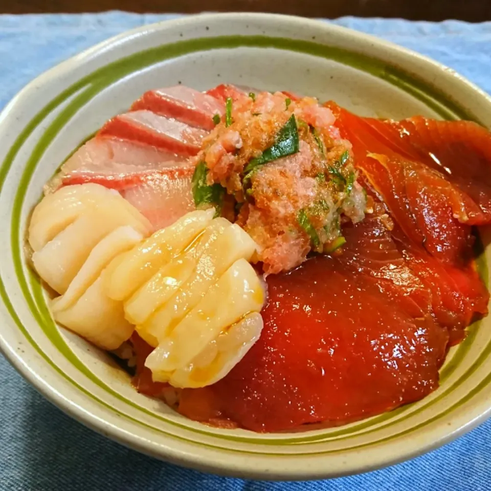 Snapdishの料理写真:海鮮丼(^o^)|しーPaPaさん