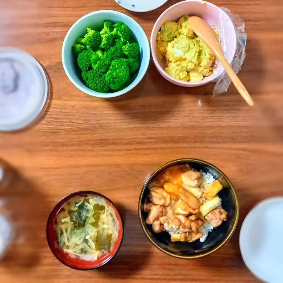 Snapdishの料理写真:焼き鳥丼とアボカド卵サラダ|daiさん