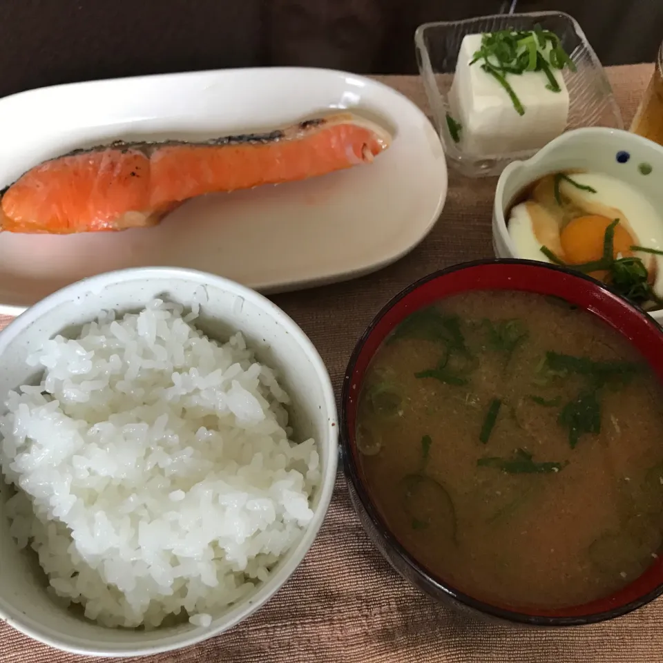 焼鮭、温玉、奴、野菜味噌汁|純さん