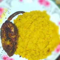 Snapdishの料理写真:Patla Khichuri with Hilsha fry and Red chilli fry|Nidraさん