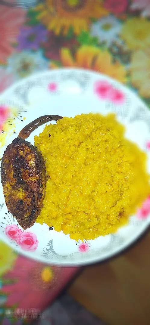 Snapdishの料理写真:Patla Khichuri with Hilsha fry and Red chilli fry|Nidraさん