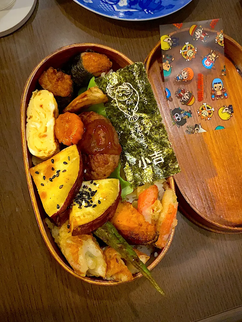 お弁当🍱　もち麦ごはん　焼き海苔　海苔巻きフライドチキン　干し海老の出し巻き卵　舞茸ロースト　ハンバーグ　デミソース　花形人参甘煮　薩摩芋素揚げ　胡麻塩　焼き鮭　オクラロースト　カニかまと竹輪の磯辺揚げ　みかん　麦茶|ch＊K*∀o(^^*)♪さん