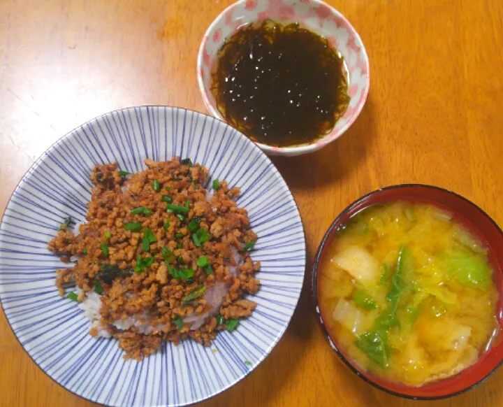 Snapdishの料理写真:１１月４日　肉味噌どんぶり　白菜と油揚げのお味噌汁　もずく|いもこ。さん