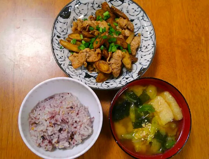 １１月６日　豚肉とごぼうのにんにくバター醤油炒め　白菜とわかめと油揚げのお味噌汁|いもこ。さん