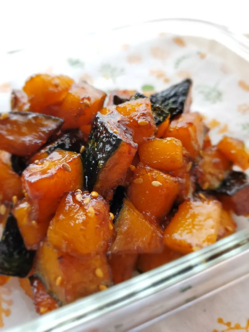 素揚げパンプキンの甘辛大学芋風

Candied Sweet Pumpkin

ふふふ😊　happy🍀

ちょっとアレンジな隠し味と
ごまフリフリしてます|みるくここあさん