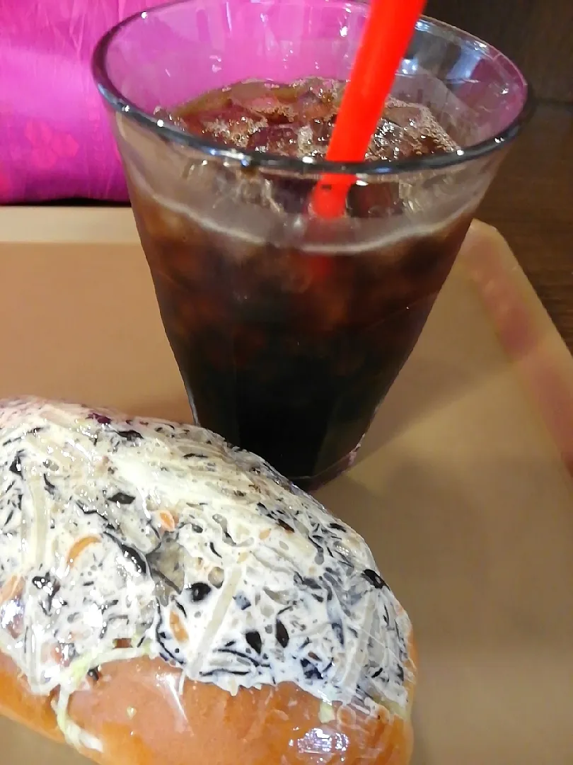 Snapdishの料理写真:11/9
NIKIでごぼうとひじきのパンとコーヒーでお昼だよ😋|たえさん