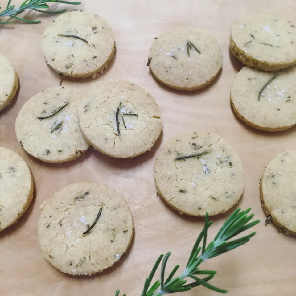 Snapdishの料理写真:マユマユさんの料理 ローズマリーの塩クッキー　　　　Rosemary salt cookie|azuuuzaさん