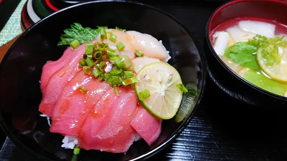 まぐろホタテ丼〰️🎵乗っけただけ〰️🎵|ちかっちさん