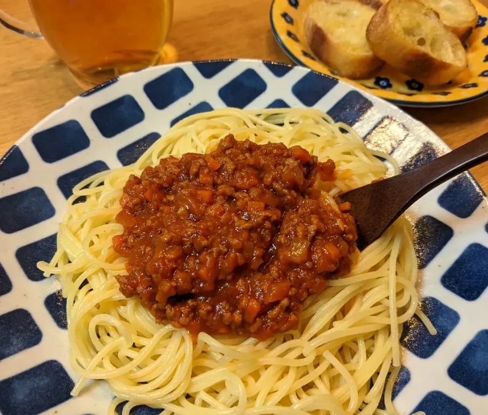 ミートソースパスタ&ガーリックトースト🥖|しほさん