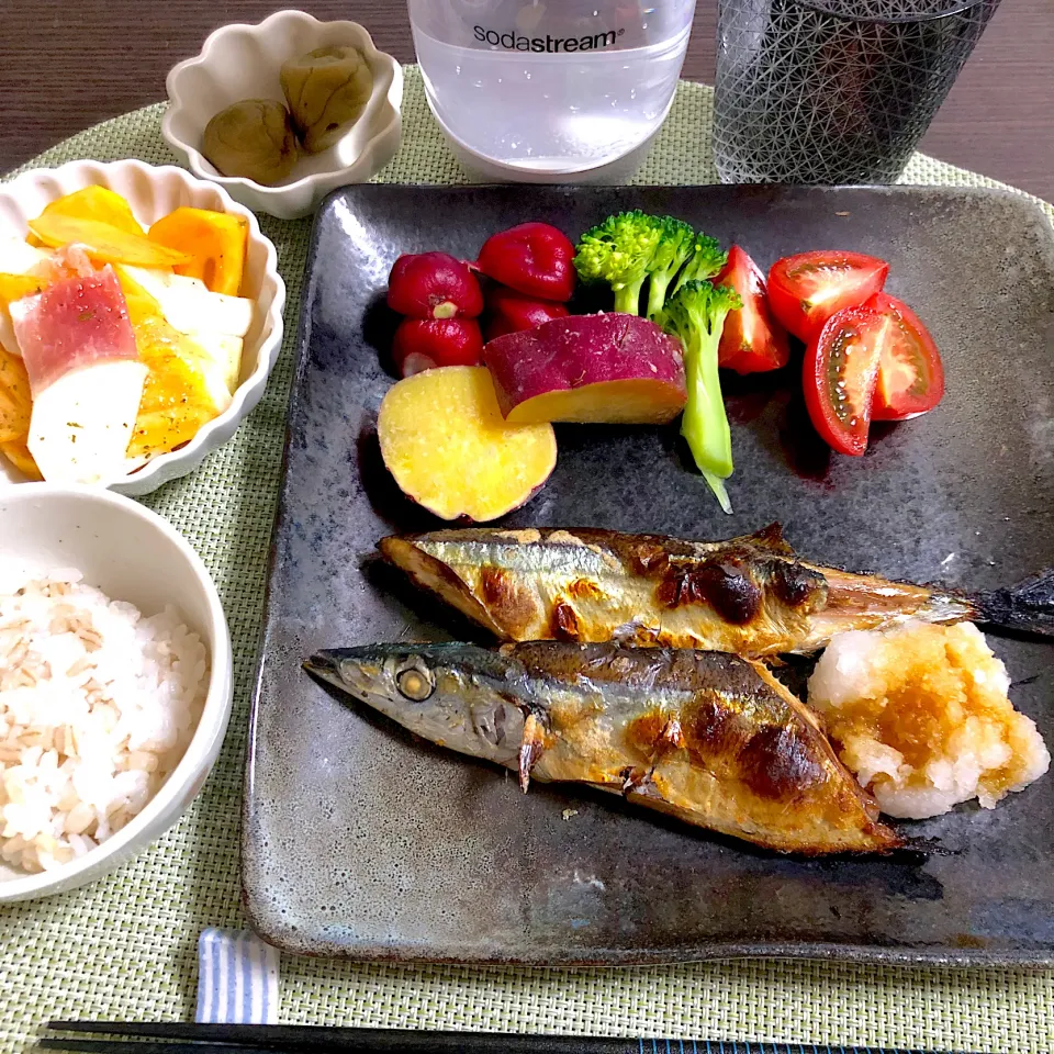 Snapdishの料理写真:11/9晩ご飯：秋刀魚の塩焼き|ななみんさん