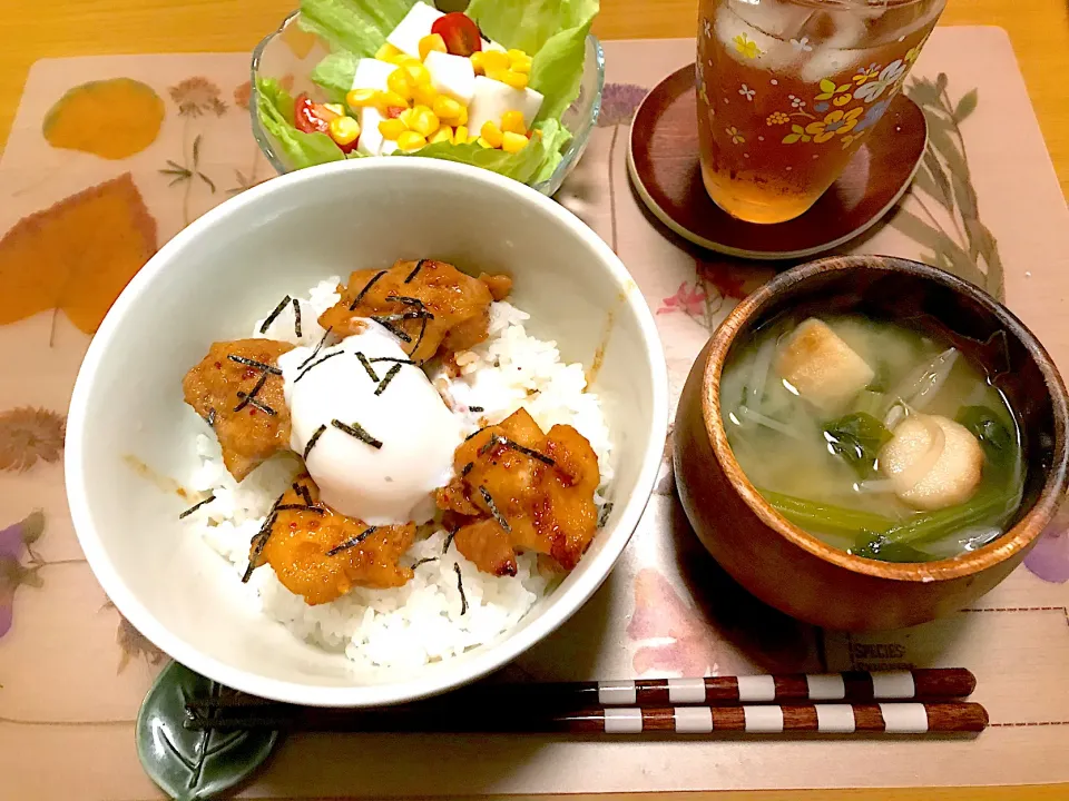 温玉焼き鳥丼、はんぺんの彩りサラダ、ほうれん草の味噌汁|Emiko Kikuchiさん