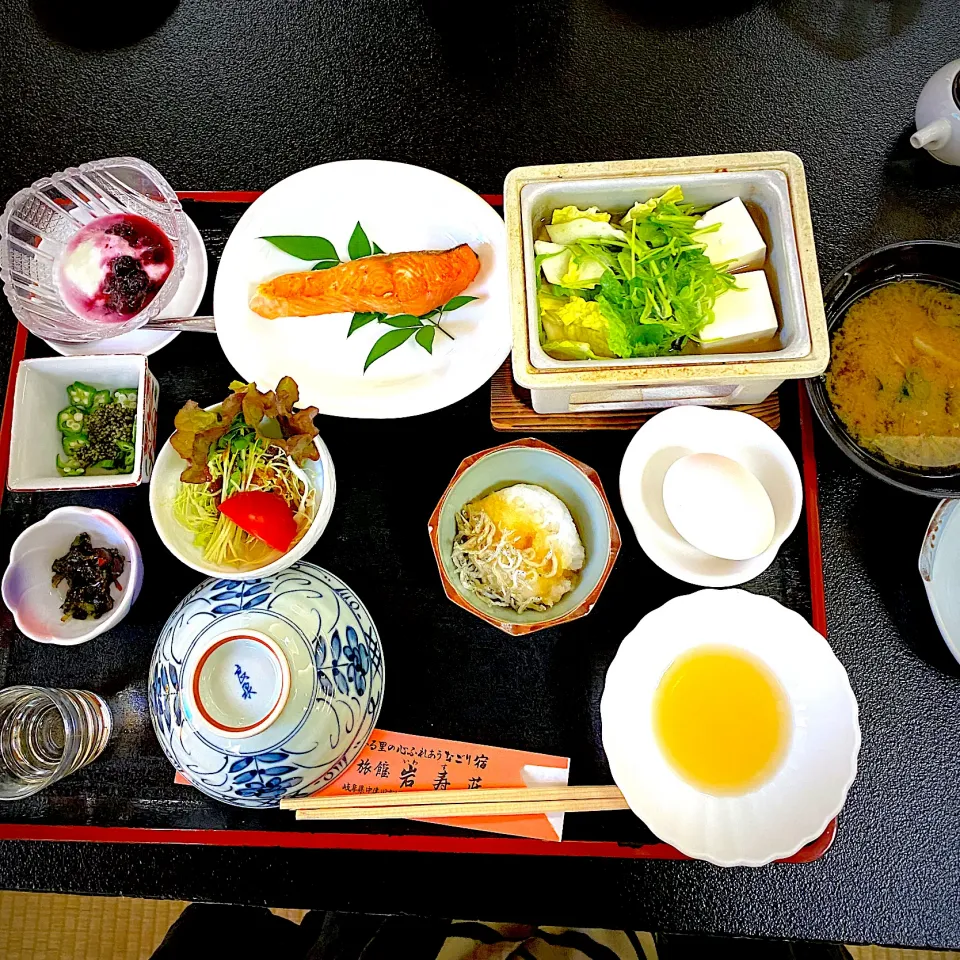 Snapdishの料理写真:11月9日　朝ごはん　ごはん、湯豆腐、鮭塩焼き、温泉卵、サラダ、キノコ煮、香の物、ヨーグルト、|yakinasuさん