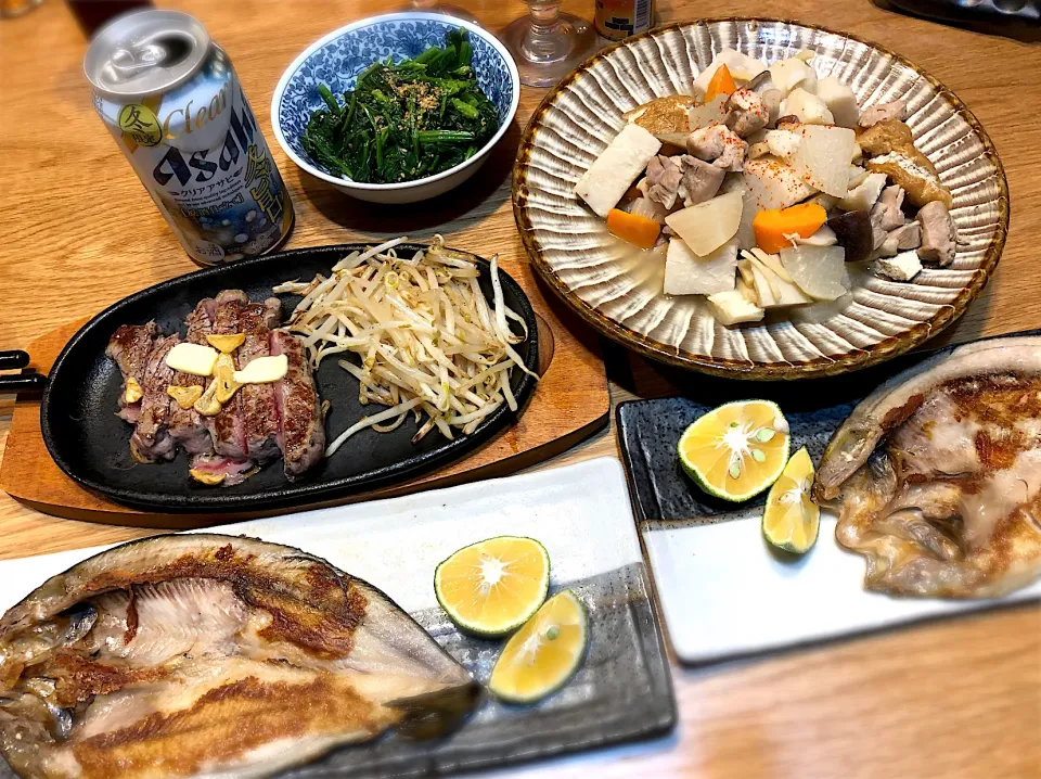 ホッケの開き焼き　旨煮　ほうれん草お浸し　牛ランプ肉ステーキ|じゅんさんさん