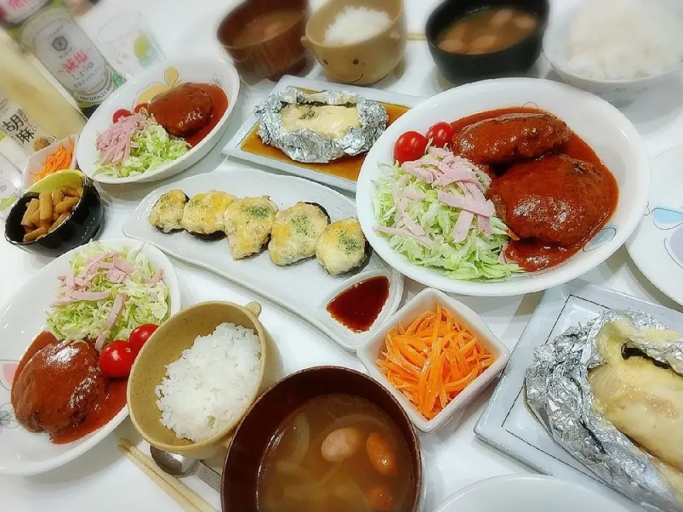 Snapdishの料理写真:夕食(*^^*)
しいたけハンバーグ&サラダ
カラスカレイとほうれん草とえのきのバター醤油アルミ焼き
しいたけツナマヨチーズ焼き
キャロットラペ
コンソメスープ(オニオン、ウインナー、コーン)|プリン☆さん