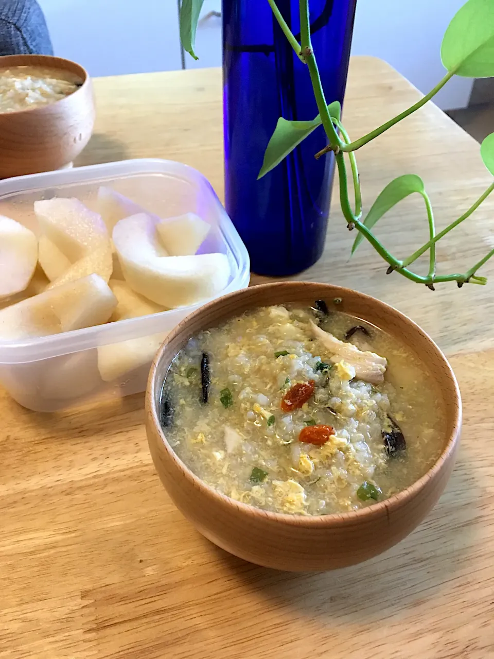 今日の朝ごはん〜昨晩の湯豆腐のお出汁残りを使って薬膳雑炊💓と梨で潤い〜☺️|さくたえさん