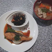 Snapdishの料理写真:ぶり大根の照り焼き
ひじきとあげ煮
豚汁|はるさん