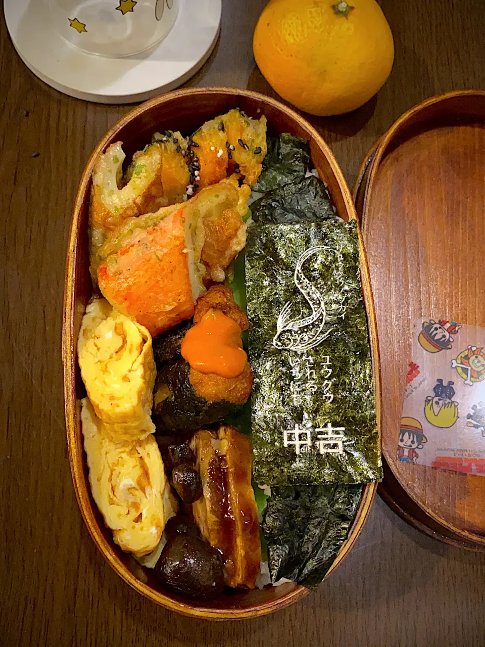 お弁当🍱　海苔弁　鰹ふりかけ　焼き海苔　煮豚　しめじロースト　干し海老の出し巻き卵　海苔巻きフライドチキン　オーロラ辛ソース　カニかまと竹輪の磯辺揚げ　みかん　麦茶|ch＊K*∀o(^^*)♪さん