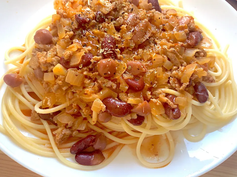 挽肉とミックスビーンズのトマトソースパスタ🍝|yumyum😋さん