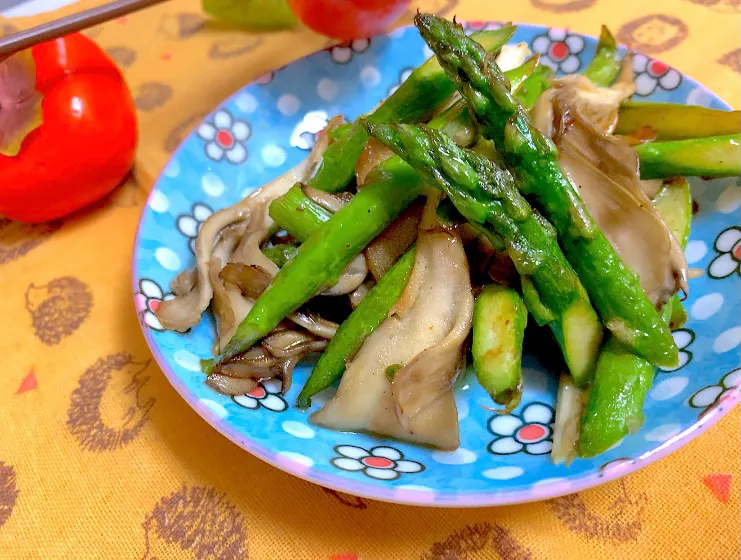 アスパラと舞茸のマキシマム炒め|ビーグルさん