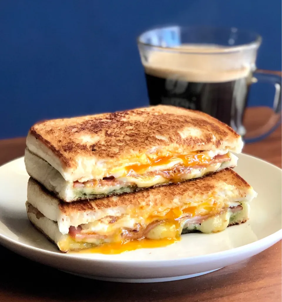 ジェノバソース、ベーコン、半熟目玉焼き、チーズのホットサンド　　　　　　　　Genoa sauce, bacon, soft-boiled egg, hot cheese sandwich|マユマユさん