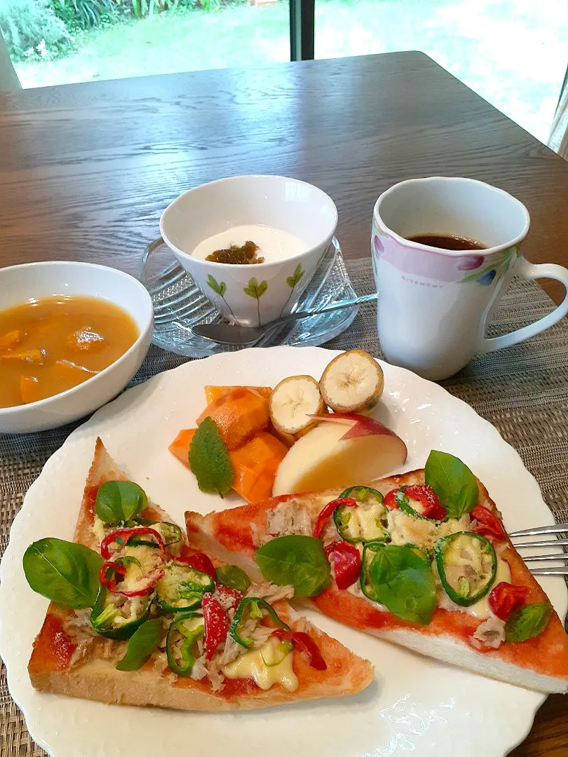 パン耳でピザトーストの朝食☀️🍴|fumfumさん