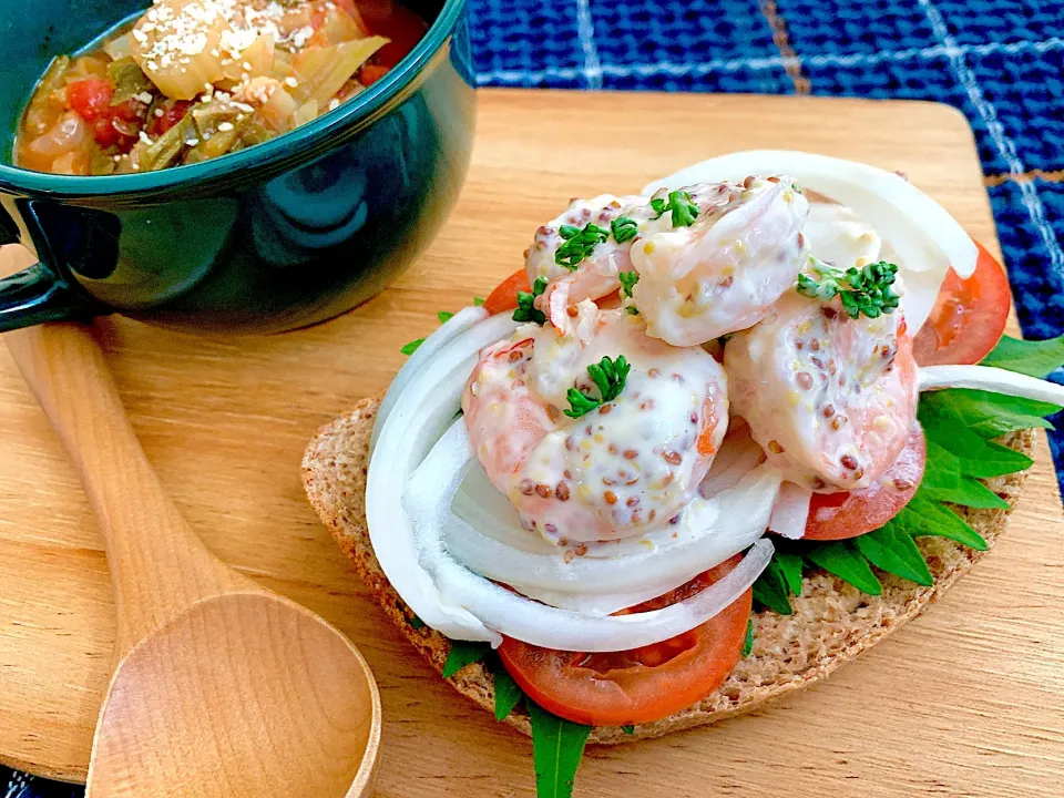 焼きたて全粒粉パンのオープンサンド🦐🧅🍀🍅|ひろりんさん