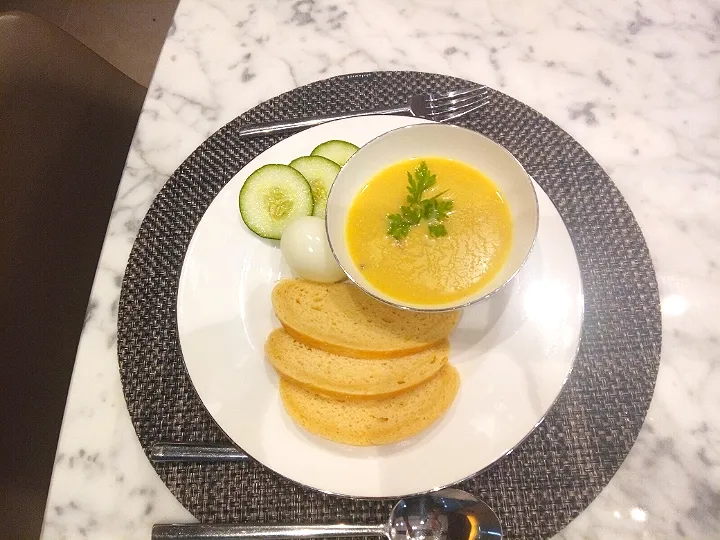 Ubuntu corn soup served with home made bread|chefJoeさん