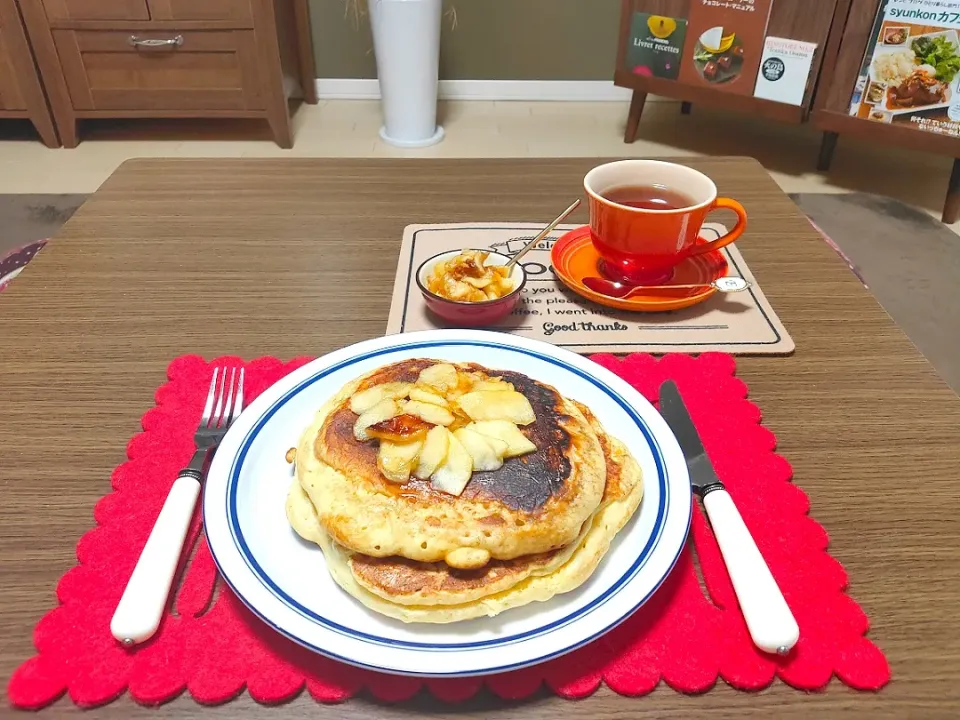 Snapdishの料理写真:焼き林檎のせパンケーキ♪|えっこさん