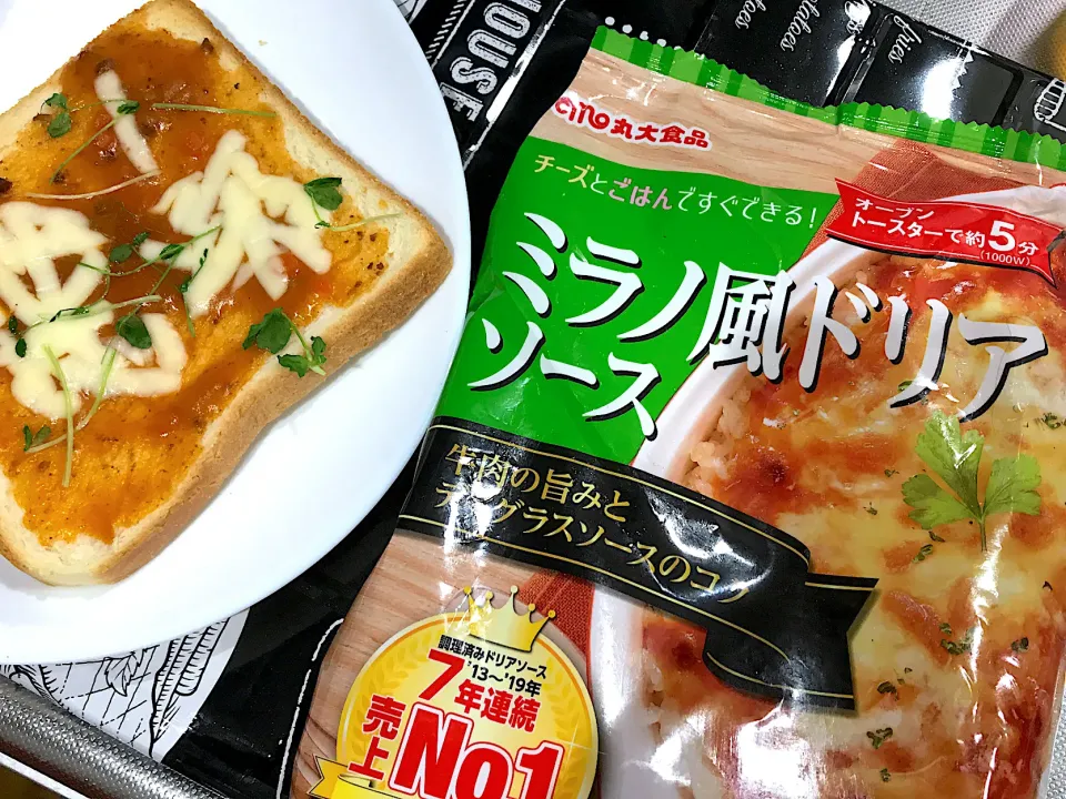 Snapdishの料理写真:丸大食品ミラノ風ドリアソースで　簡単ピザパン|YoShiさん