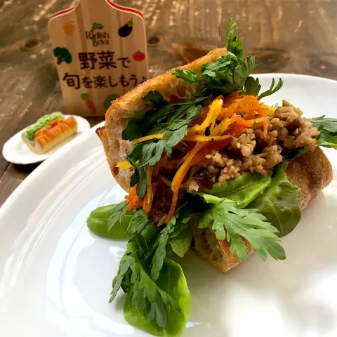 「春菊」を使ってみたSnapdishの料理・レシピ写真:きのこ肉味噌と春菊のバインミー🥖   #らでぃっしゅぼーや 七海ぱれっと vol.7