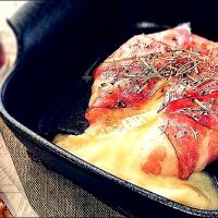カマンベールチーズのベーコン包みローズマリー焼きでございます🤩🎶