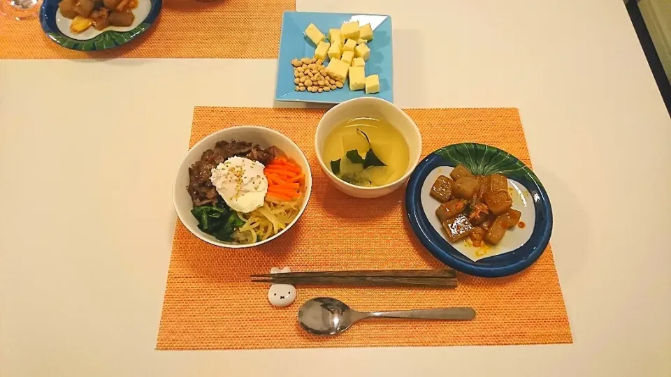 今日の夕食 塩麹ビビンバ丼、こんにゃくのキムチ炒め、大根わかめスープ|pinknari🐰🌈さん