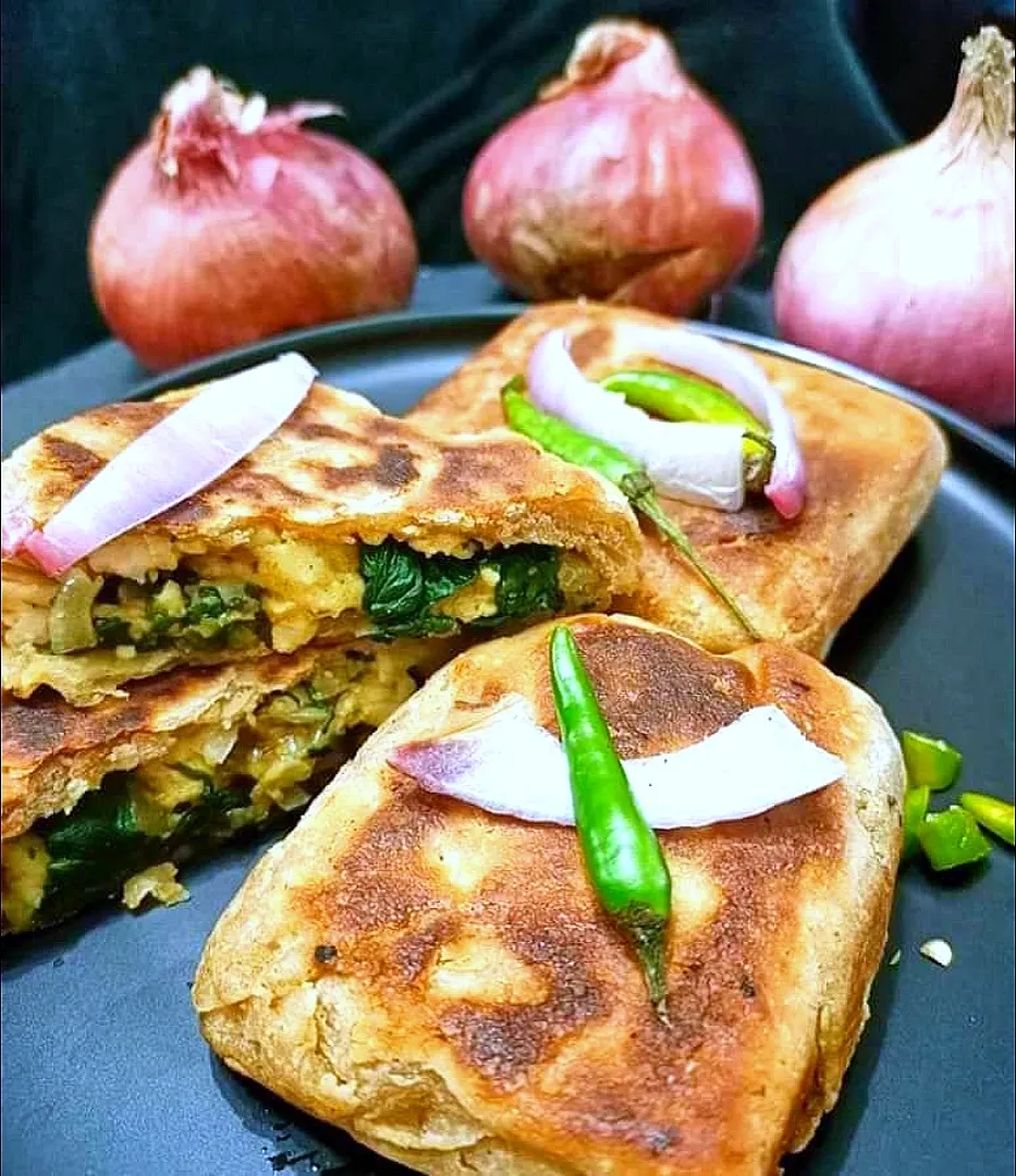 Lifafa Paneer Paratha with baby spinach and green chili 🌶️|Fatmamaさん