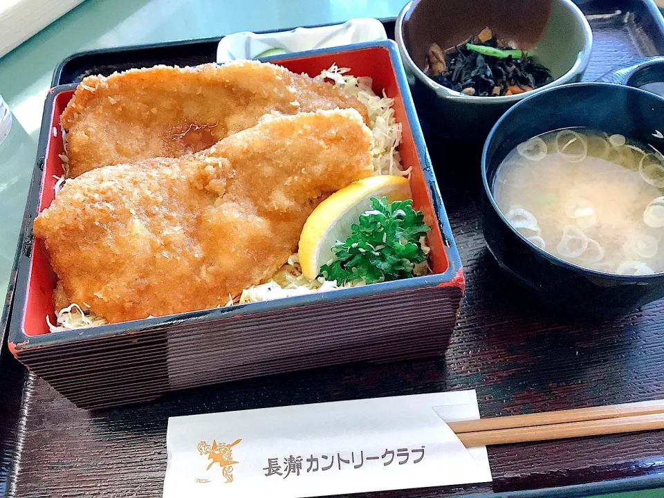 秩父名物「わらじトンカツ」😋|アライさんさん