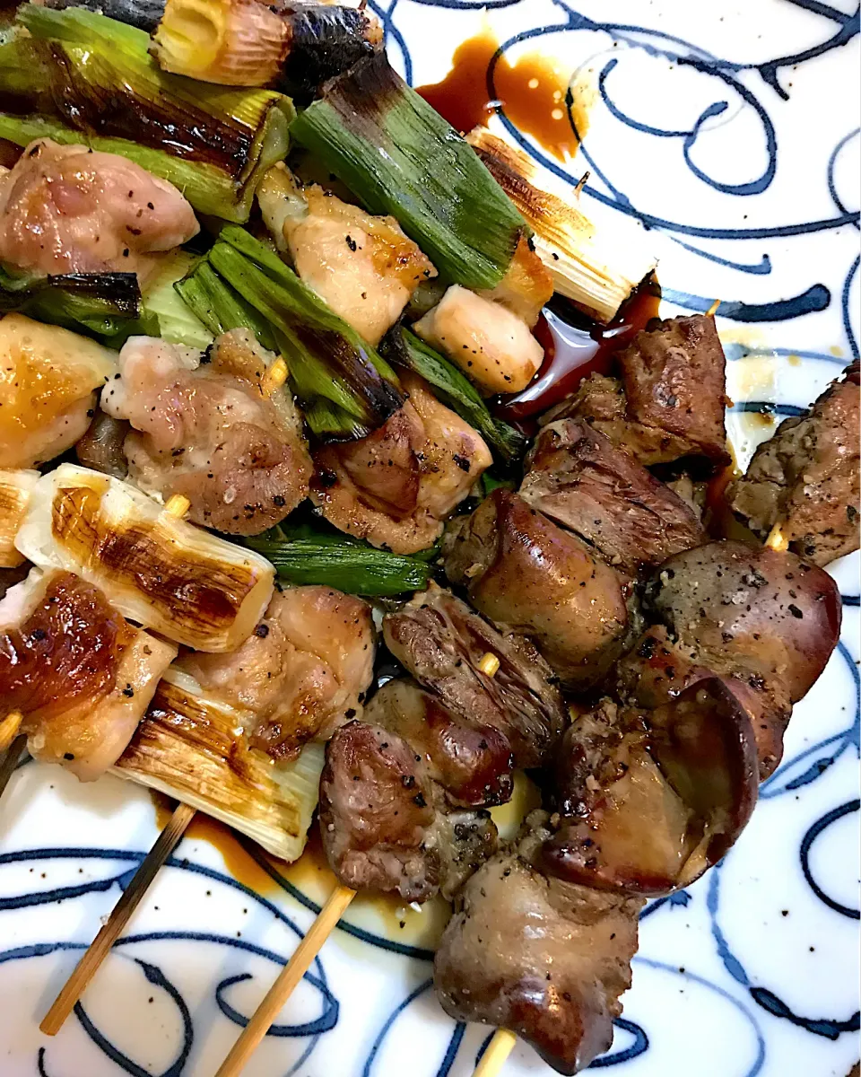 今夜は焼き鳥💕赤鶏モモ肉のネギマと鶏レバーです🤗|てるみさん