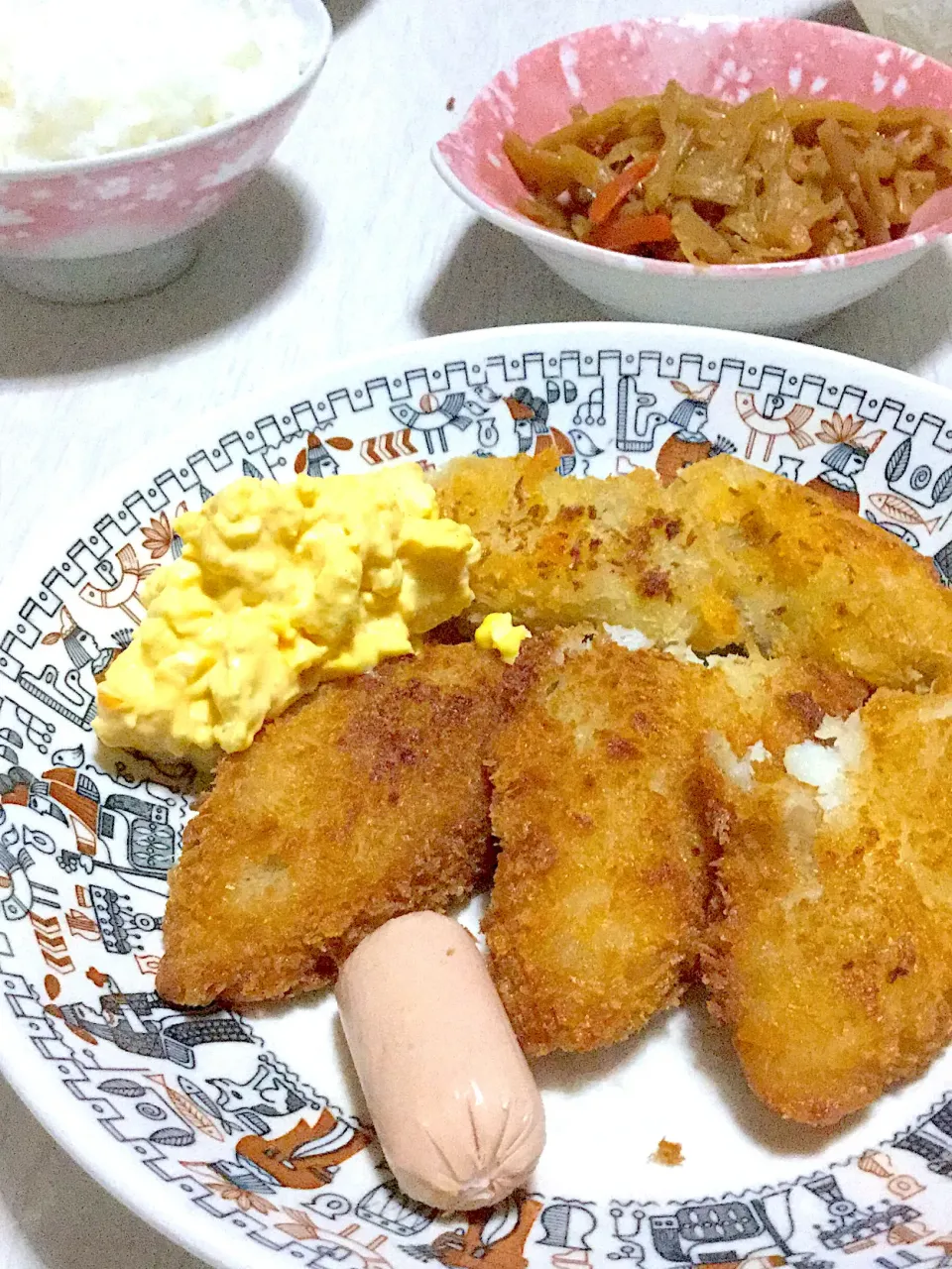 Snapdishの料理写真:白身魚のフライ、カキフライ、きんぴら、ネギの味噌汁|Ayaさん