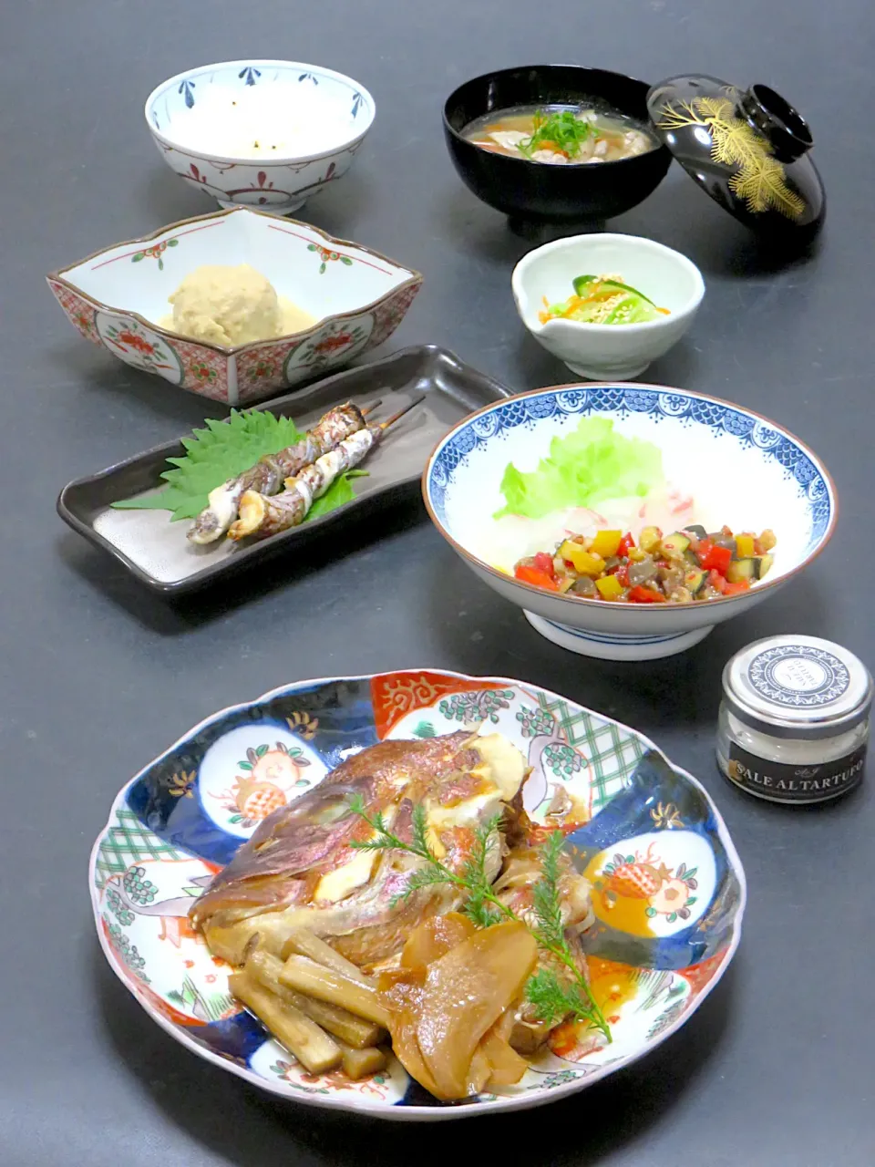 今晩は、鯛のカブト煮、鯛薄造り旬菜マリネ、鯛皮塩焼き、里芋の胡麻味噌煮、甘藍浅漬け 針人参 胡瓜 胡麻、そば米汁 豚肉版、はと麦ご飯|akazawa3さん