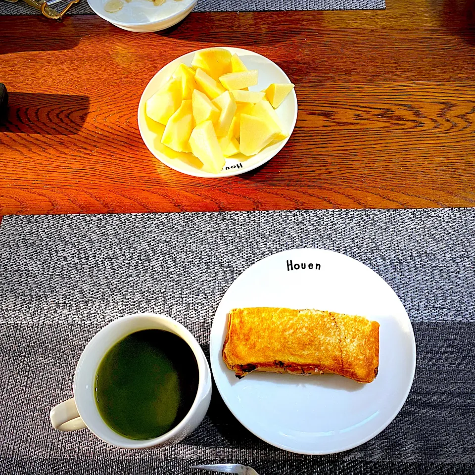 11月10日　朝ごはん　玉ねぎ、卵、コーンのホットサンド、グリーンティー、林檎|yakinasuさん