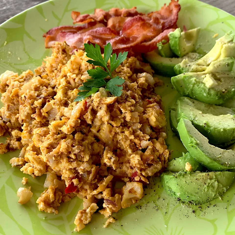 Keto Breakfast (cauliflower hash, bacon and seasoned avocados 🥑|Alma's Home Kitchenさん