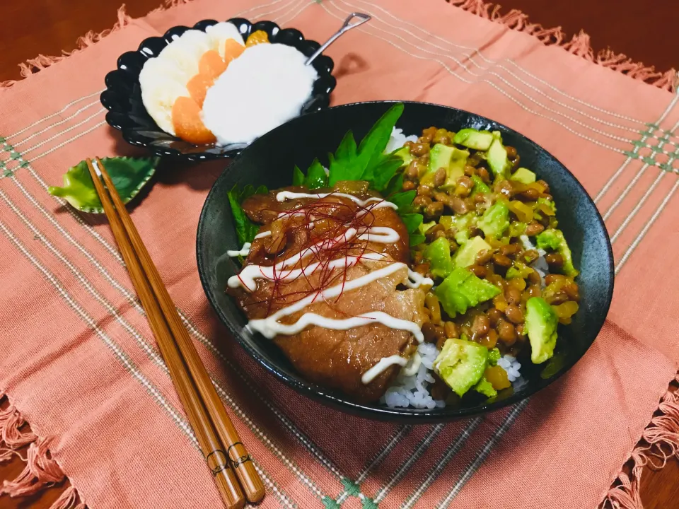 「納豆アボカド&照り焼きポーク乗せ丼」|バシュランさん