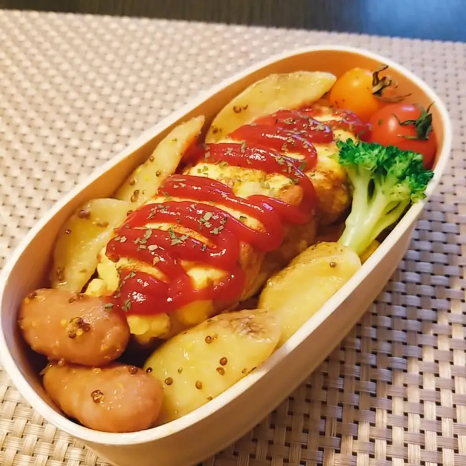 今日のお弁当。オムライス&ポテト、ウインナー。|yoshiyoshiさん