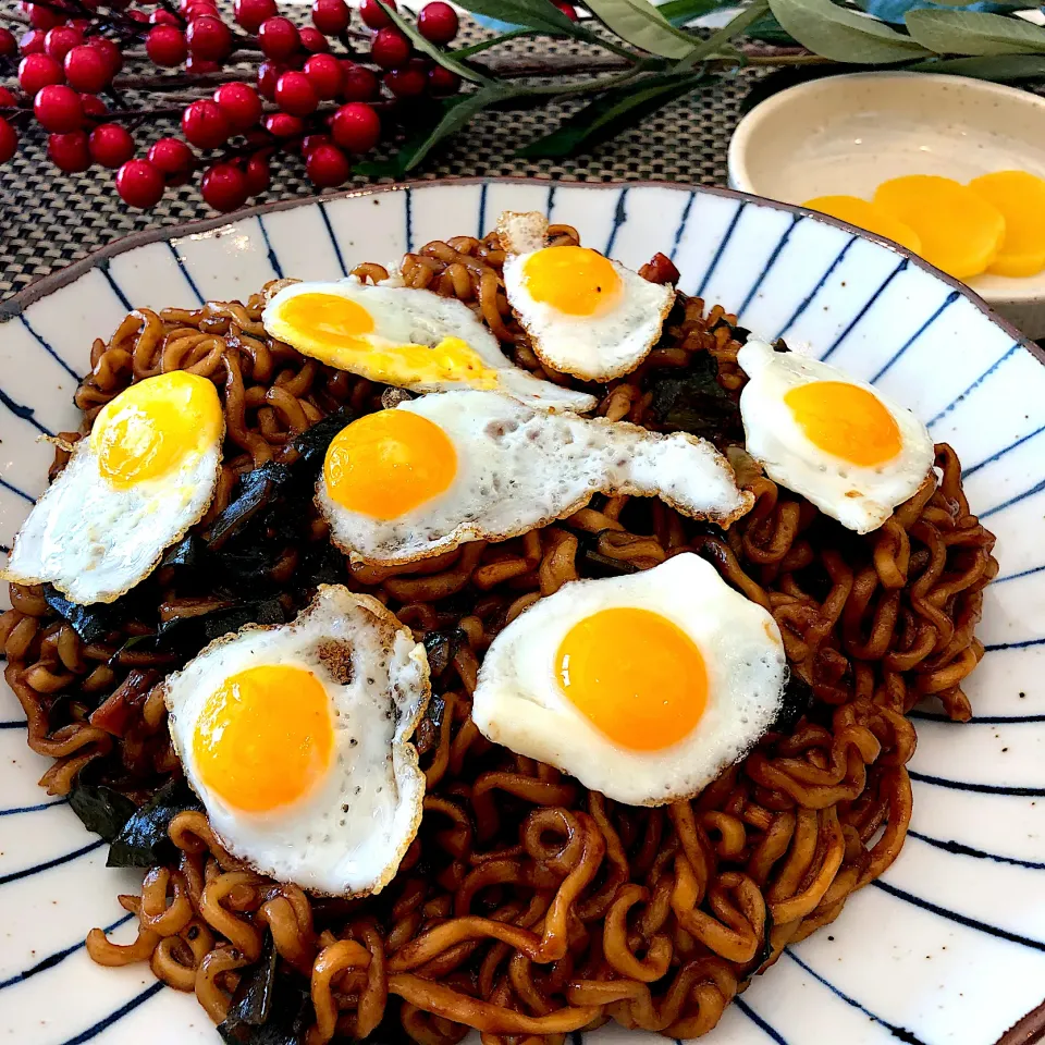 Snapdishの料理写真:チャパグリ😄かわいい❤️うずらの卵のミニミニ目玉焼き乗せ❤️|ヨッチャンさん