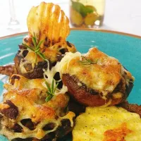 Cama de filé mignon, cogumelos Portobello recheados com queijo brie e parmesão, crispy de batata.|RoSe LiMaさん