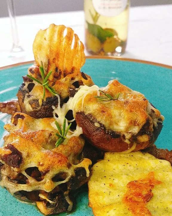 Cama de filé mignon, cogumelos Portobello recheados com queijo brie e parmesão, crispy de batata.|RoSe LiMaさん