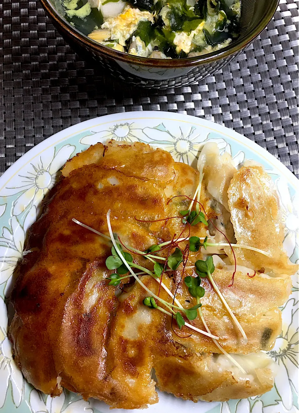 トップバリューの冷凍餃子|すくらんぶるえっぐさん