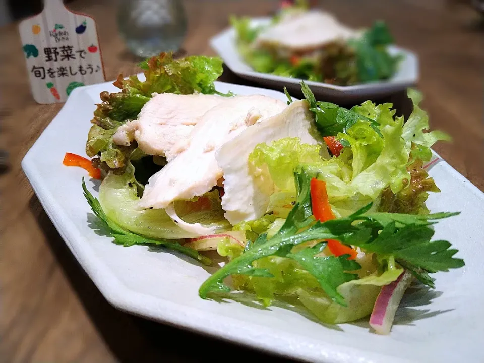 古尾谷りかこさんの料理 自家製サラダチキンのサラダ　春菊の香りを添えて|古尾谷りかこさん